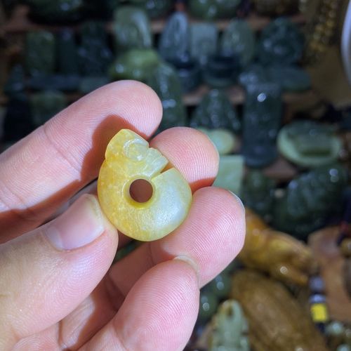 天然黄白河磨玉红山文化 玉猪龙 玉色白 细黄皮 玉质细腻 润度好