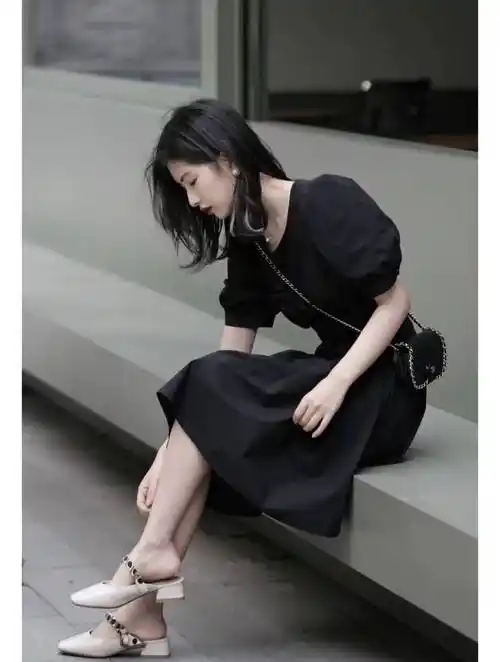 小黑裙搭配什么颜色的鞋子好看_look_黑色_高跟鞋