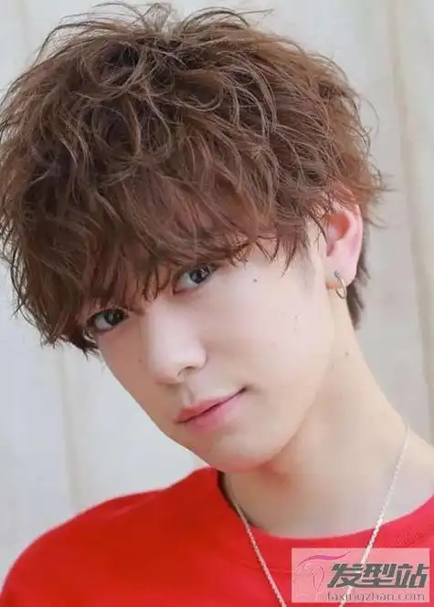款短发也很值得自然卷男生尝试,头发修剪出层次感,无需进行夸张的烫发