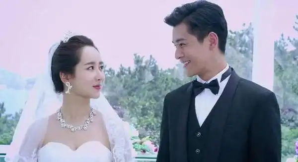 杨紫和乔振宇的结婚照,非常甜蜜.