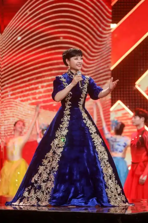 歌唱家@殷秀梅用高音征服舞台,传递家国情思,凝聚侨心侨情,祝祖国繁荣