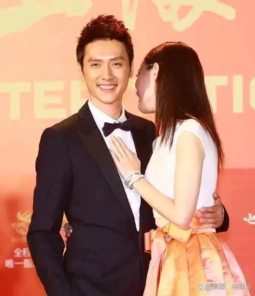 冯绍峰好像从来没有爱过赵丽颖,他跟倪妮在一起的时候,总是黏着对方