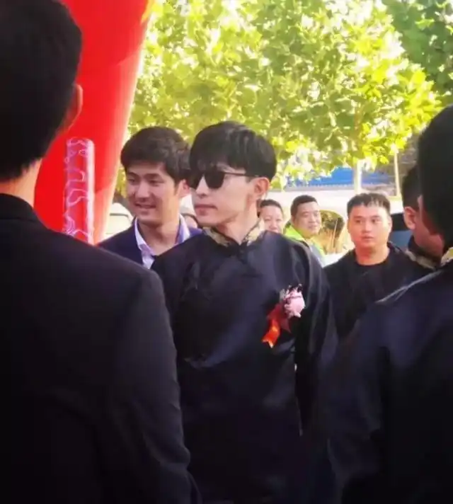 网友偶遇邓伦打篮球,真的太接地气了,这个肌肉线条太绝了!