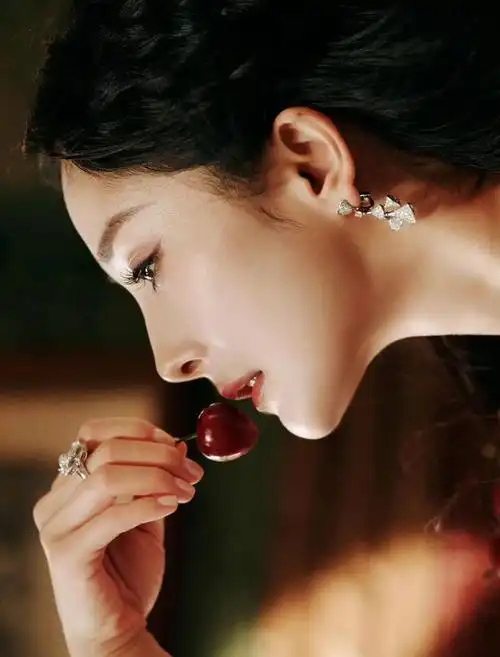 人气女星杨幂今日线下活动造型图出炉啦紫罗兰仙女啊