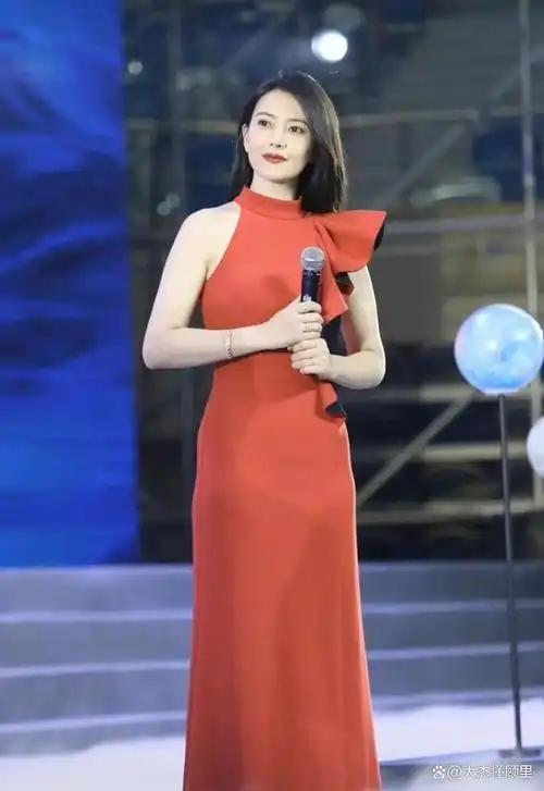 当高圆圆走上红毯,穿着一袭红色单肩礼服时,整个场地都为之沸腾.