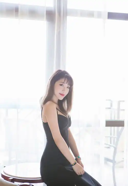 大胸少妇爆乳翘臀火辣性感妩媚妖娆写真图片,美女写真,性感,爆乳,写真