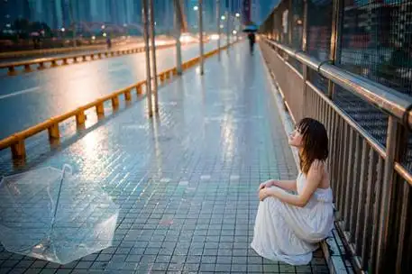 最新关于下雨天的伤感爱情说说 天下雨了不是你一个人在哭泣