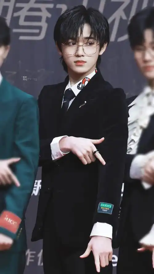 星光大赏红毯宋亚轩金丝眼镜造型