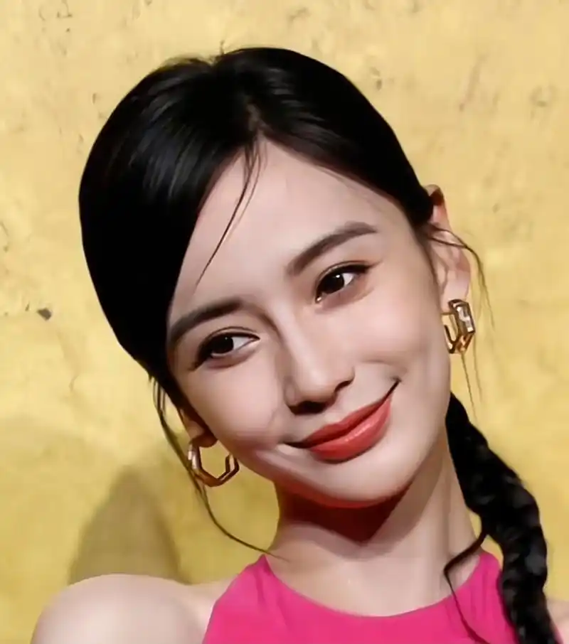 angelababy甜酷玫红挂脖吊带裙造型,一如既往的好看,不过笑起来可以