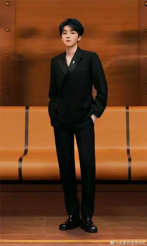 #王俊凯蓝发写真#