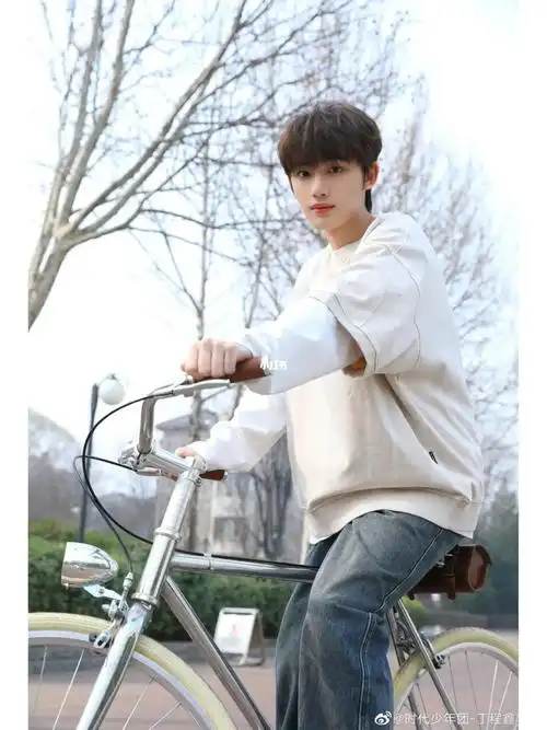 周五快乐! 青春男大,清爽帅气的校园学长.