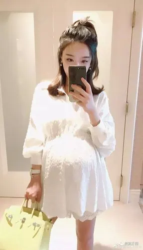 还有网红雪梨,怀孕7个月的她已经肚大如箩,却依然十分少女,皮肤也超好
