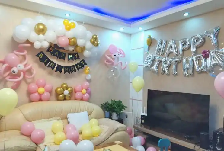 5岁生日家庭布置小朋友笑得好开心