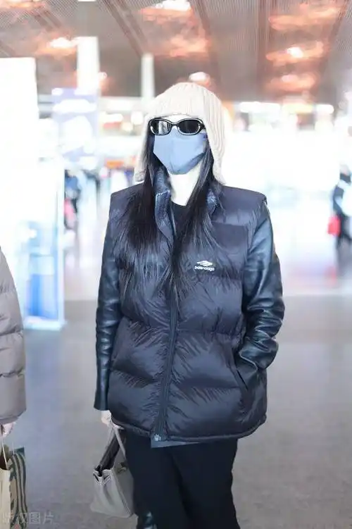 张天爱现身北京机场"脸基尼"搭配墨镜潮酷洒脱