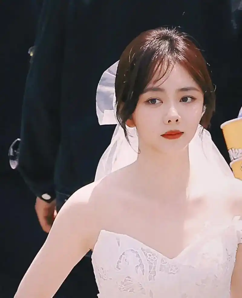 一身黑色西装的许凯十分帅气,穿着白色婚纱的谭松韵甜美可人,许凯