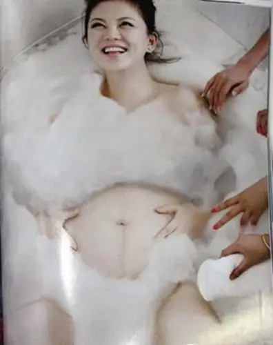 李湘怀孕时,也给某时尚杂志拍了大肚沐浴照.