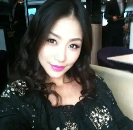 47岁吴启华小娇妻石洋子美艳私房照