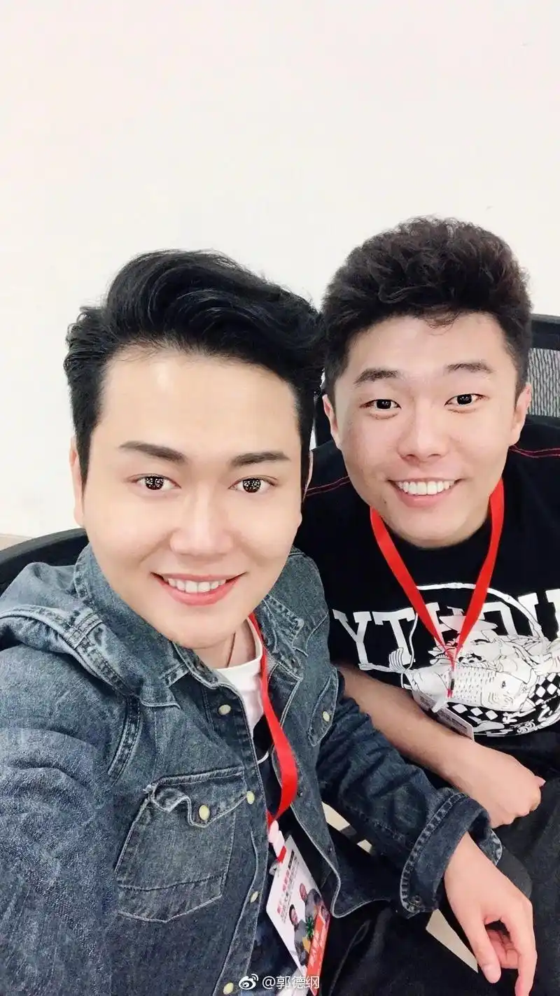 孟鹤堂周九良 从师父那里考古到这几张照片,这样的照片不会再 - 抖音