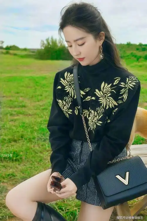 刘亦菲写真花絮美如画,长发飘飘置身旷野,仙女下凡大概如此_小狗_黑色