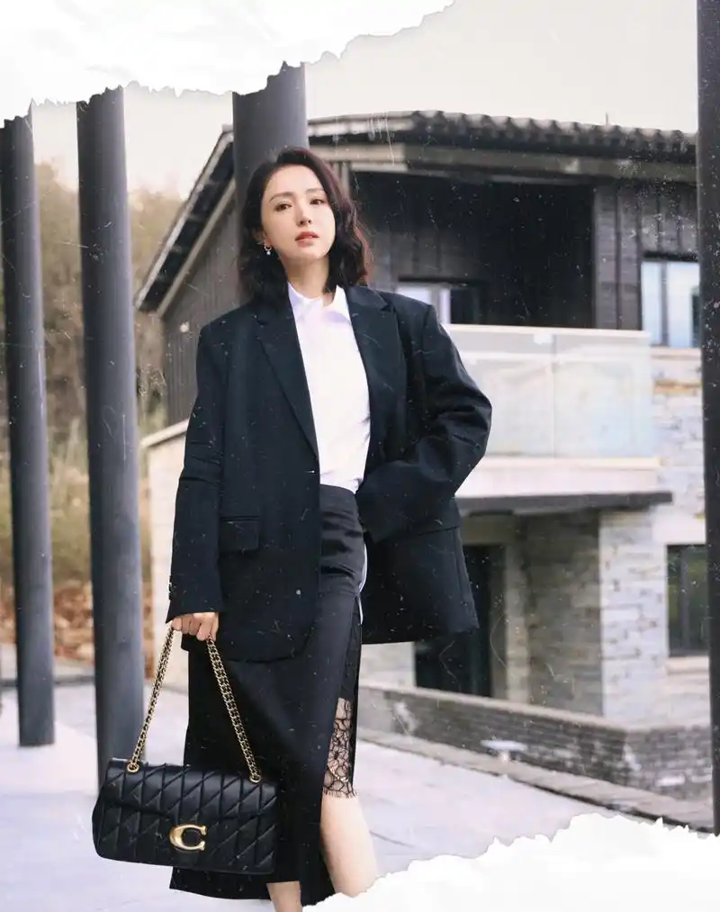 董璇身穿黑色西服 白衬衫搭配黑色开叉裙,身材修长纤细,优雅干练,气质