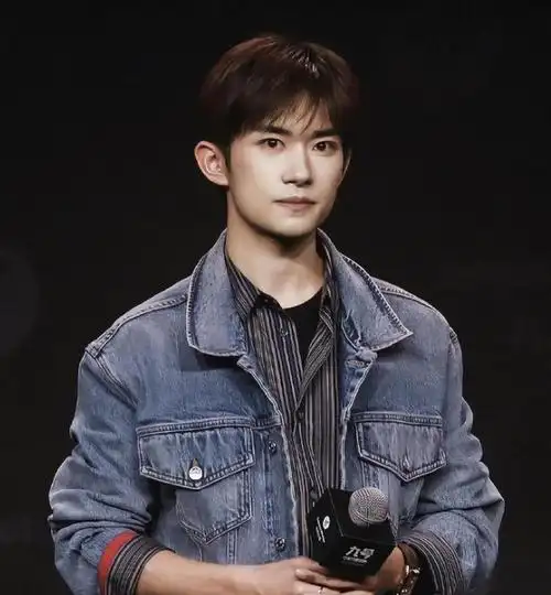 当看到徐正溪官宣退圈后我才明白过来易烊千玺说的那番话