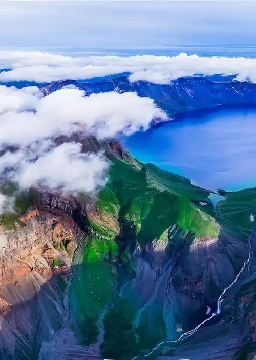 (滑动下图,查看长白山"雨后初霁"全景)据气象记录记载,长白山主峰一年