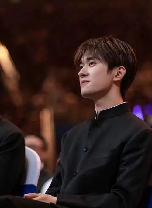 易烊千玺闭眼侧颜