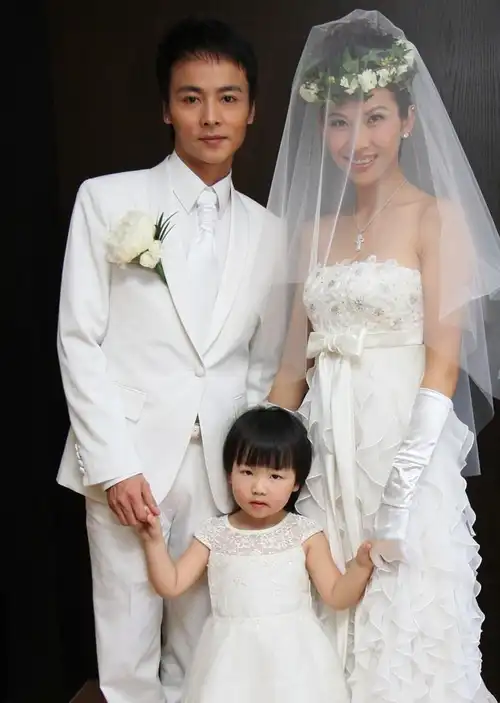 蔡少芬结婚十周年携张晋再拍婚纱照,幸福满满,网友:娘娘逆生长_夫妻