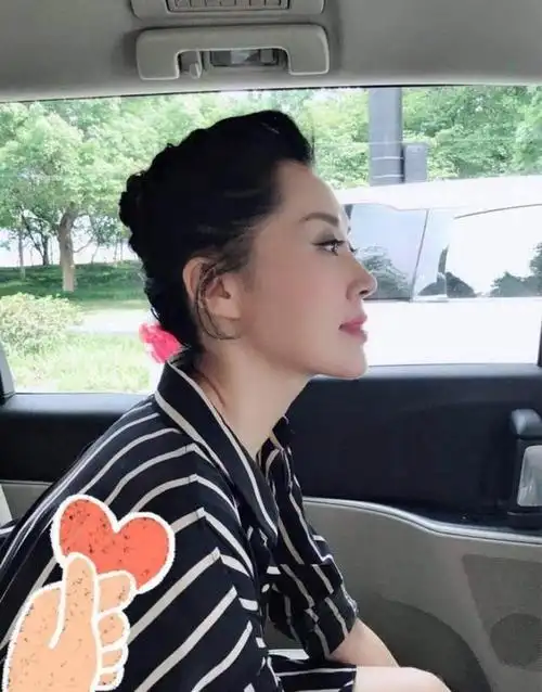 许晴近期侧颜照,这保养的有点好,360度全方位无死角的美