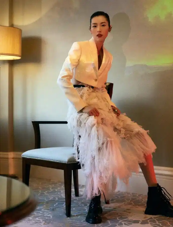 刘雯身穿alexander mcqueen2021春夏新装出席活动~ 硬朗西装 柔软纱裙