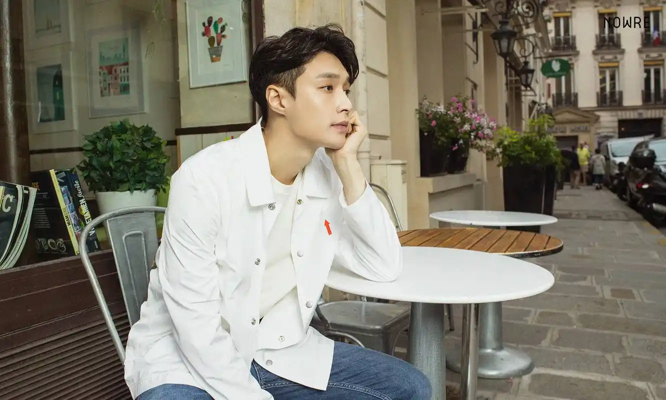 张艺兴巴黎街拍玩出彩