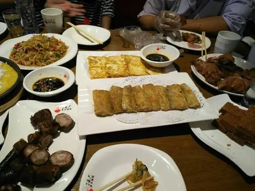 带二老阜新看病,晚上在餐馆吃饭,四代人聚在一起,可算是其乐融融.