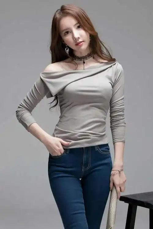 时尚美女:大长腿牛仔裤,配上蕾丝颈圈,热辣有魅力