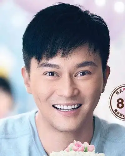 智霖帅气迷人发型二:张智霖这款斜刘海清爽男生短发造型,让张智霖的