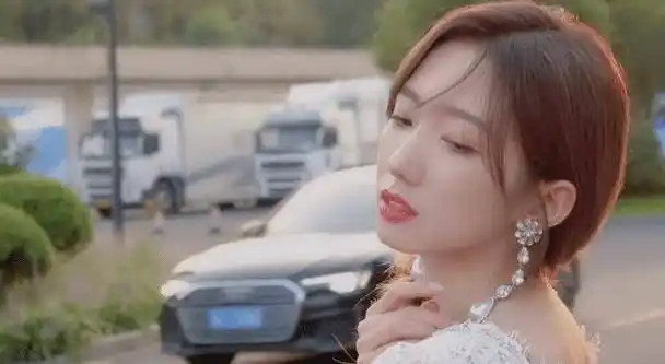 在镜头前显得更有真实感,自然光线下孟美岐肤色是让人羡慕的牛奶肌