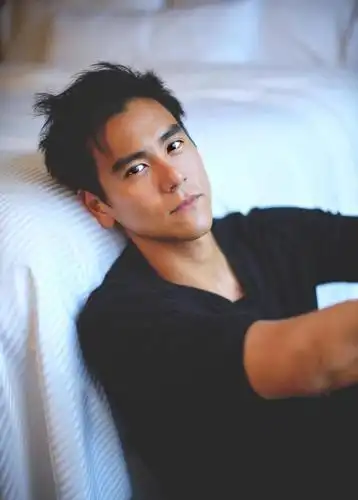 彭于晏也本山化?背头胡须造型被指油腻放飞自我,颜值不复巅峰期