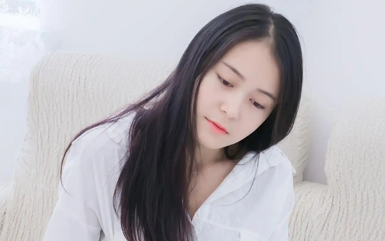 白衬衫气质美女居家写真桌面壁纸