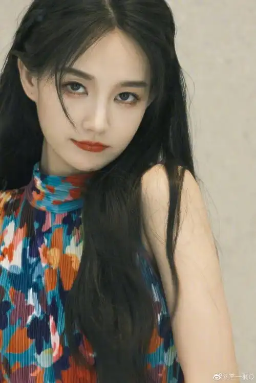 李一桐调色盘造型自拍