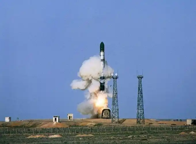 美国本土,最好能够进行机动部署的陆基导弹和一种射程更远的海基导弹