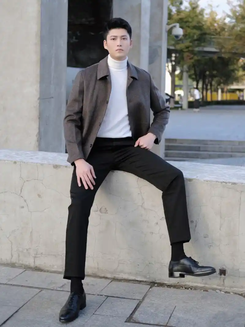 答应我,成熟男人要有成熟男人的穿搭 高领毛衣搭配西装外套,这种儒雅
