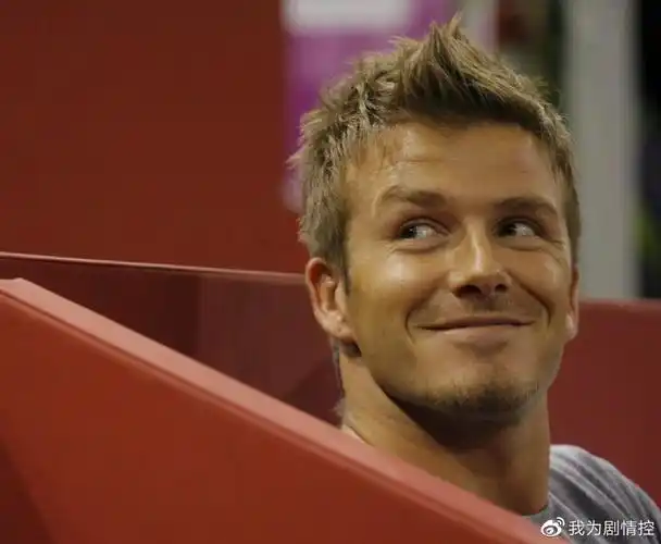 小贝一家同框亮相,四个孩子模仿父亲经典发型,颜值却都差了不少