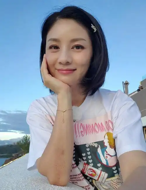 胡可晒九宫格自拍 短发出镜皮肤白皙少女感满满