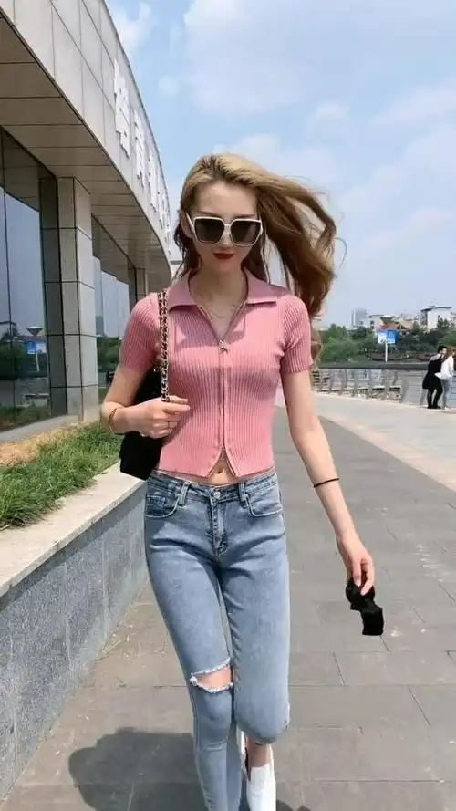 适合身高一米七女生的穿搭,粉色紧身上衣,非常的显瘦