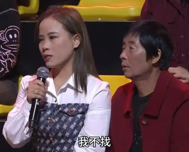 张丽和养母随后,小姑子只能将嫂子程珂珂的照片和张丽的视频合拍了一