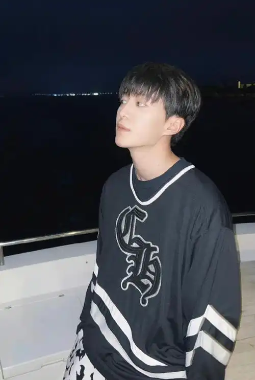 范丞丞海上游艇随拍##范丞丞海上夜幕随拍