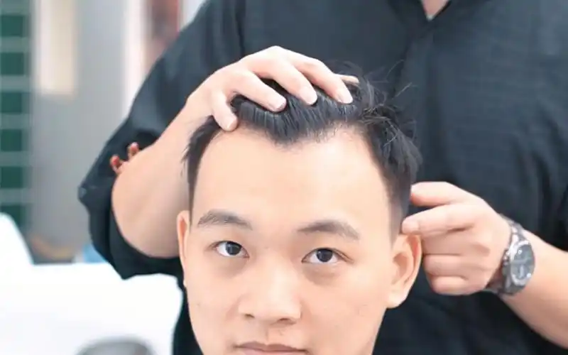 小伙m字额头这款发型露出额头完美修饰m型发际线