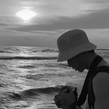 黑白帅气男生头像照片