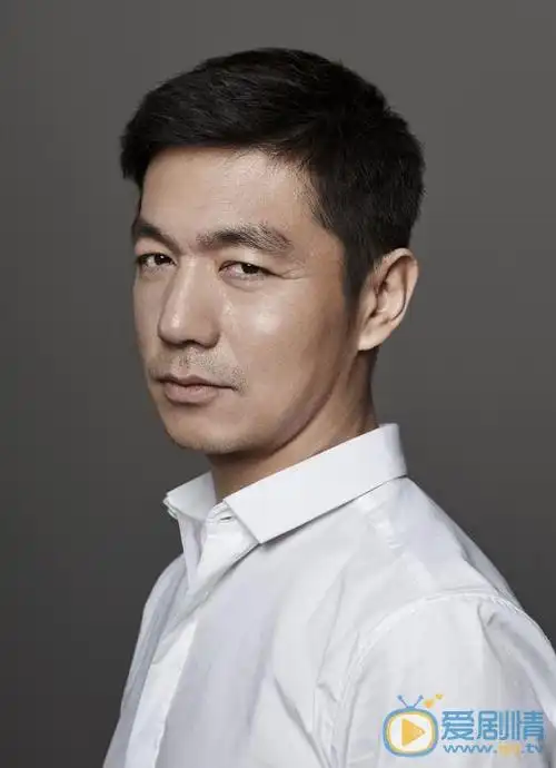 邢佳栋1972年7月1日出生于山西太原,毕业于北京电影学院表演系95班