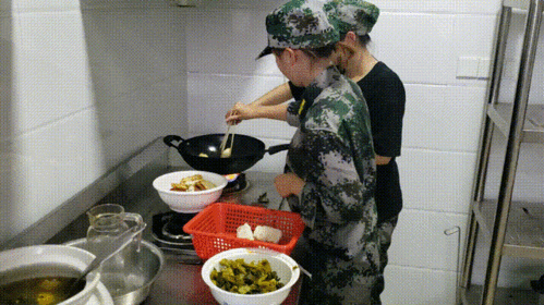 军训"特色课",新生自己下厨,隔着屏都能闻到香.