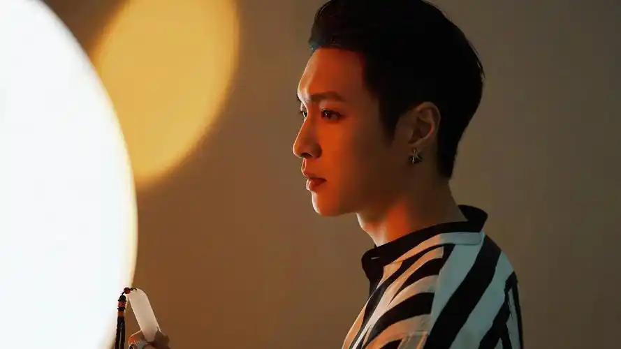 电脑壁纸 明星 大陆明星 张艺兴新专辑先行曲玉海报